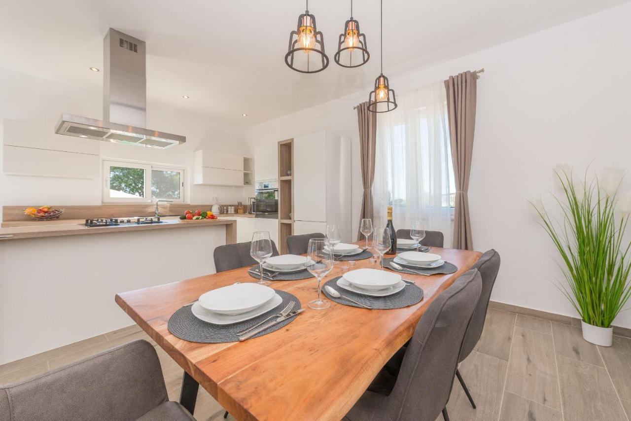 Villa Tara Tinj Esterno foto